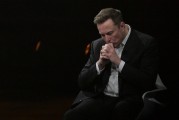 占卦问卜特斯拉股价收涨超3%：特朗普无意沟通，马斯克父亲劝儿子低头