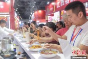 占卦问卜“嗦粉”经济火热 中国多地“食力”出圈