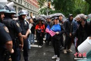 占卦问卜美国多地举行“没有国王”抗议活动